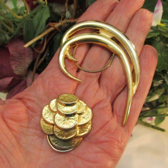 Vintage JERI-LOU Gold Dress Clips: 1960s Swirl & Disk Yellow Gold Scarf Clips - Picture 3 of 15